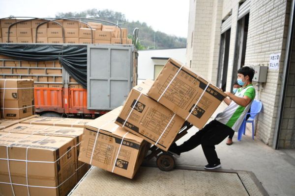 Các kho hàng Trung Quốc giáp biên giới với Việt Nam